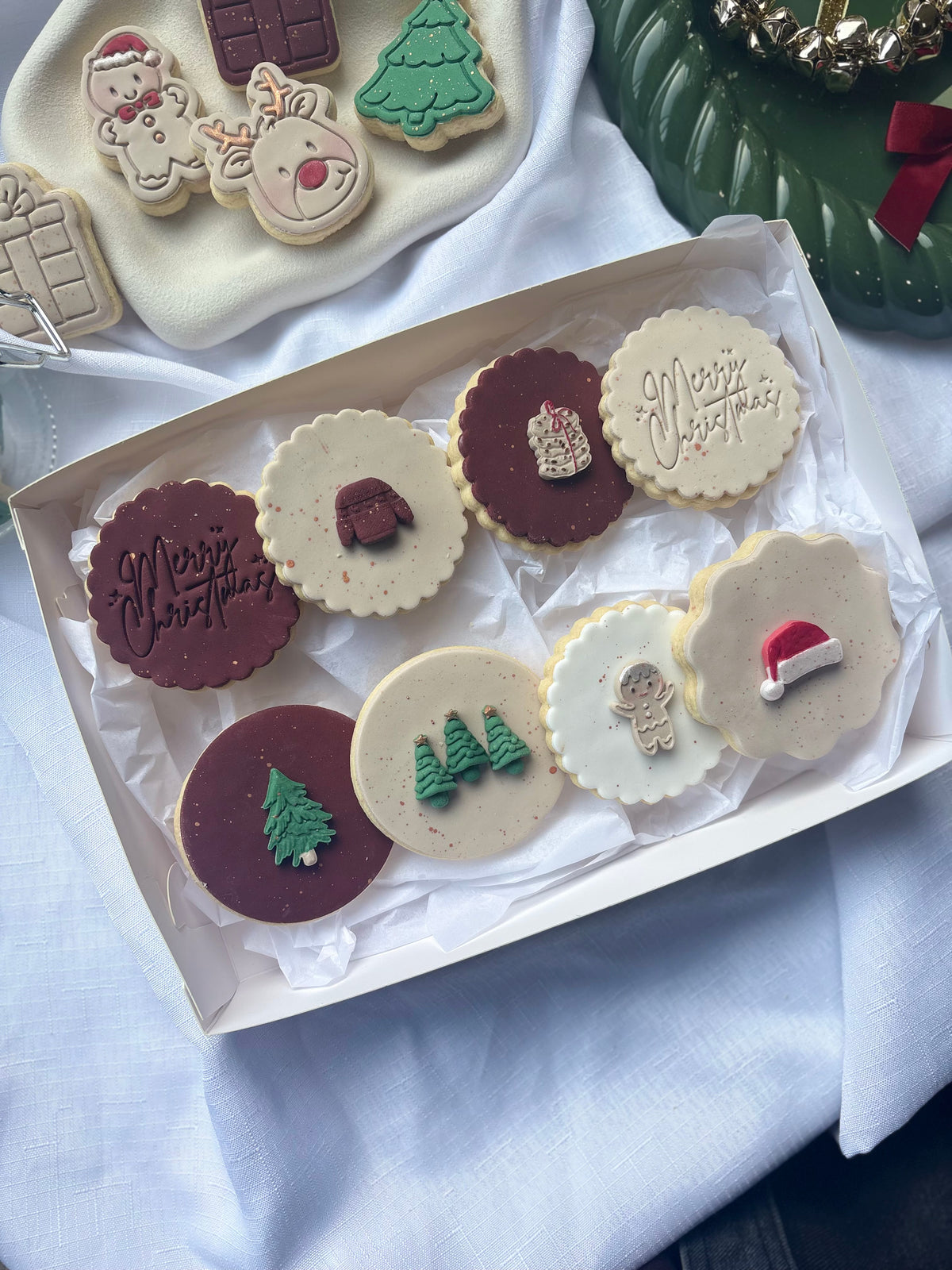 Christmas Cookie Gift Box – Burgundy & Cream (8 Cookies)